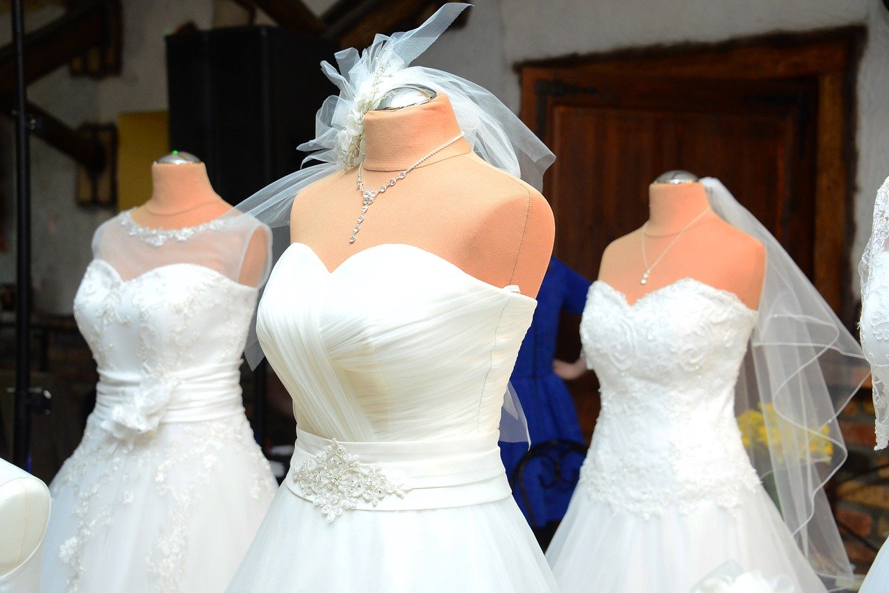 Idealna suknia ślubna – jakie cechy powinna posiadać?