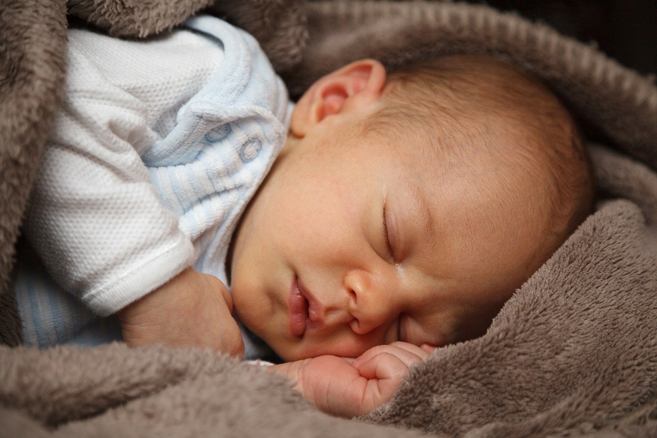 Jak stworzyć odpowiednią strefę spania dla noworodka?