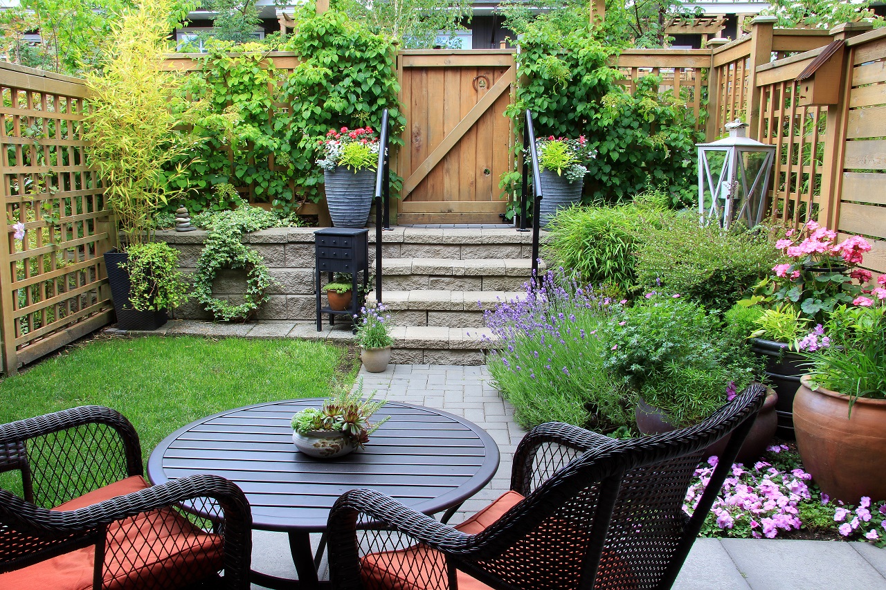 Jakie cechy i właściwości powinny mieć meble ogrodowe?
