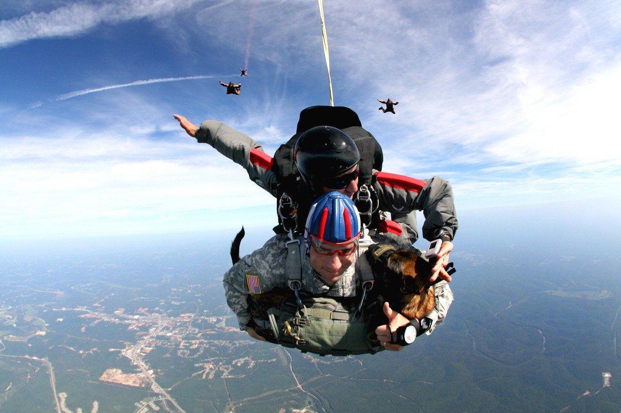 Skok ze spadochronem – jak wygląda w praktyce i kto powinien spróbować?
