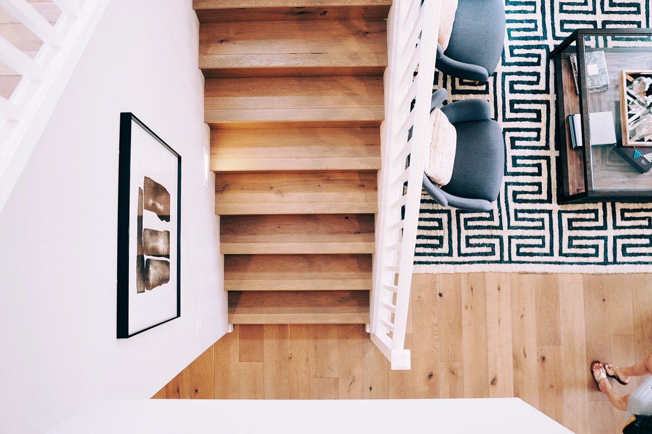 Jak prawidłowo dbać o schody w mieszkaniu?