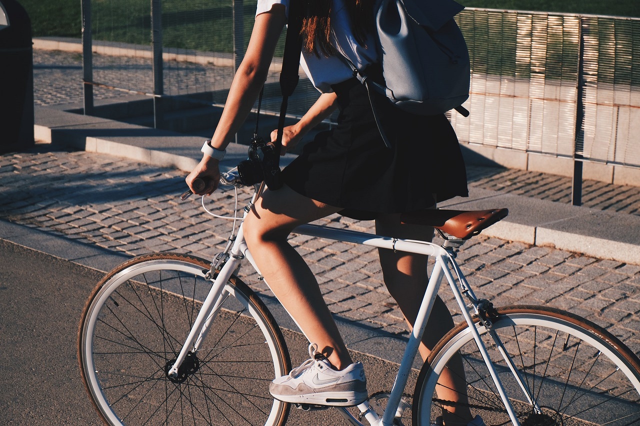 Jakie elementy bezpieczeństwa musi posiadać rower podczas jazdy?