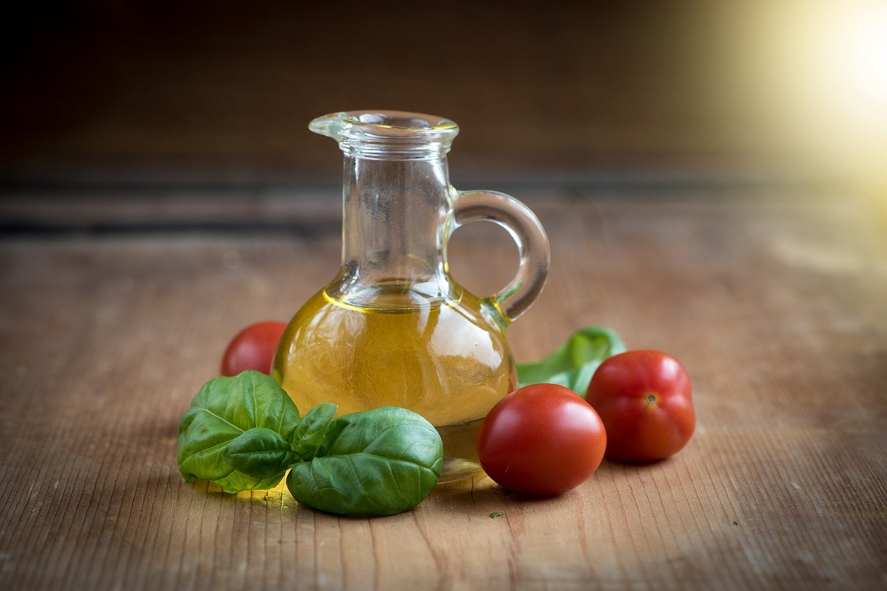 Dlaczego warto spożywać na co dzień oliwę z oliwek?