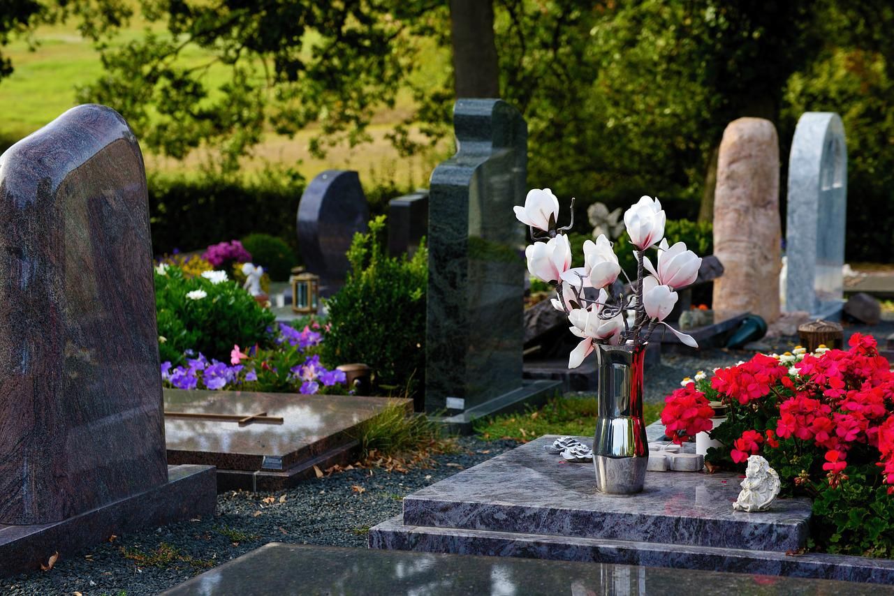 cmentarz-nagrobek-pogrzeb-lifestyle-smierc-kwiaty
