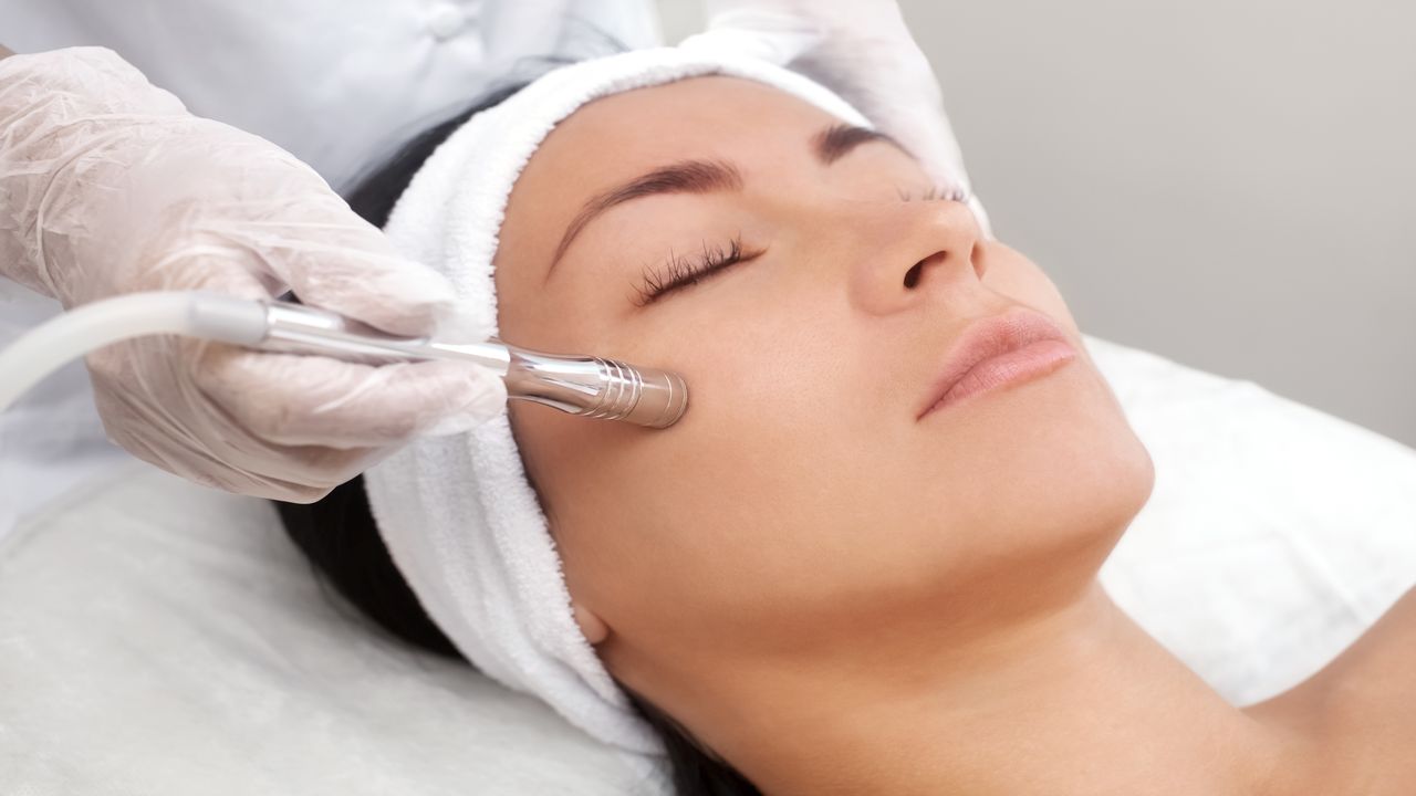 Zabiegi dermatologiczne na twarz – które z nich warto zastosować?
